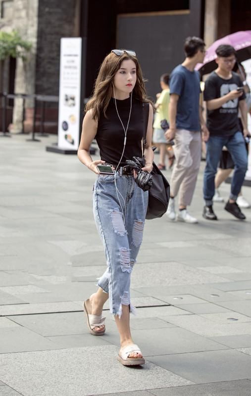 非常的显精神还更加的减龄，牛仔裤轻松的穿出时尚达人气质