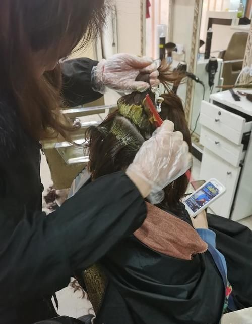 浓度|在美发店染发和自己在家染发,哪一种对头发伤害小?