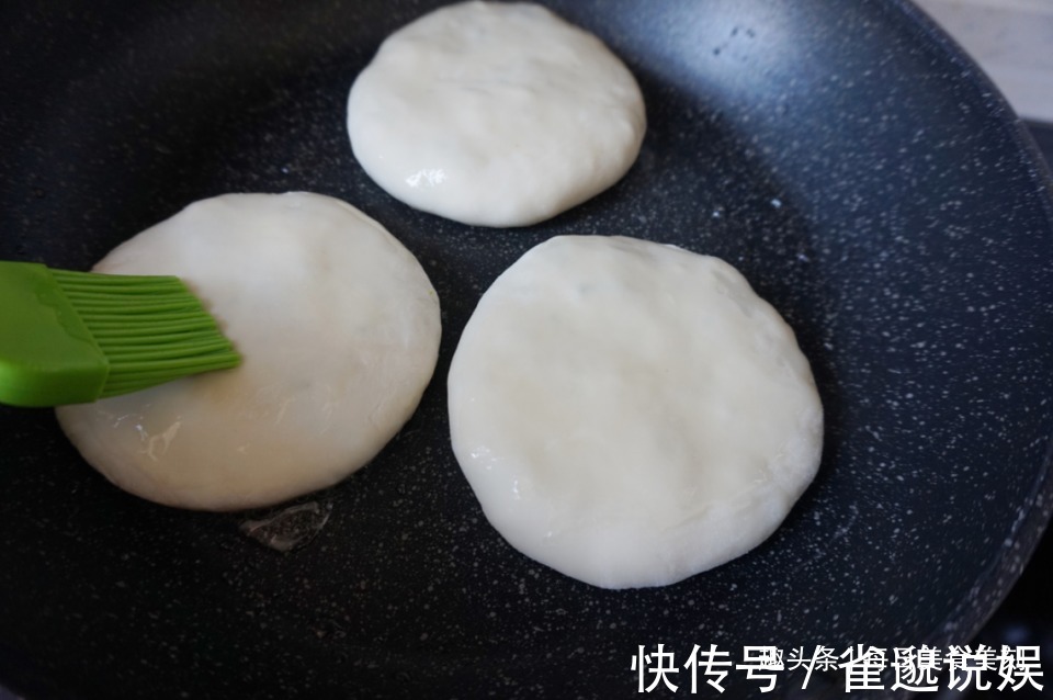 韭菜鸡蛋馅饼|家常美食推荐韭菜素馅饼,皮薄馅多,酥脆香甜