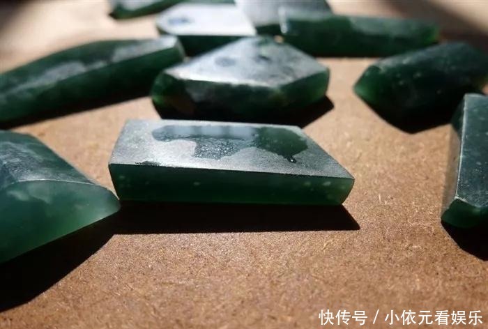 特色|朋友花5000买的原石,切出密密麻麻的棉,是涨是垮难以定夺!