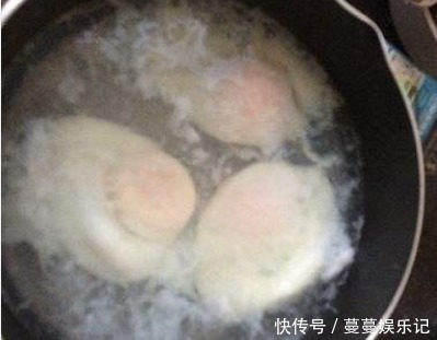 煮荷包蛋时,最忌水开就下锅,学会这个技巧,鸡蛋嫩滑不散花!