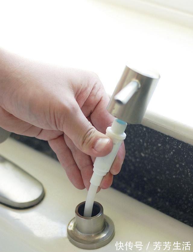 洗了这么多年的碗,才知道打开水槽上的小孔,塞一根软管方便洗碗