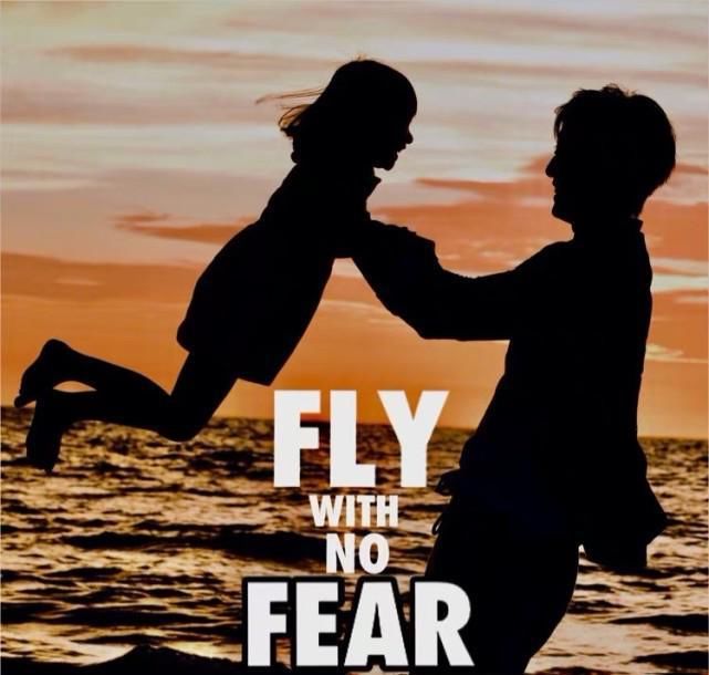 吴尊晒女儿练拳击照片 ,NeiNei实力展现女性力量,演绎反差魅力