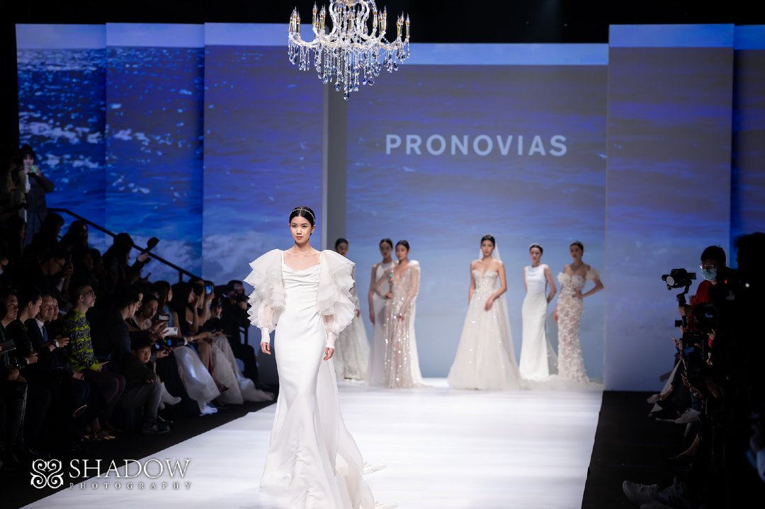 彼得潘|别再穿黑白灰了！今年流行“初恋色”，惊艳又高级