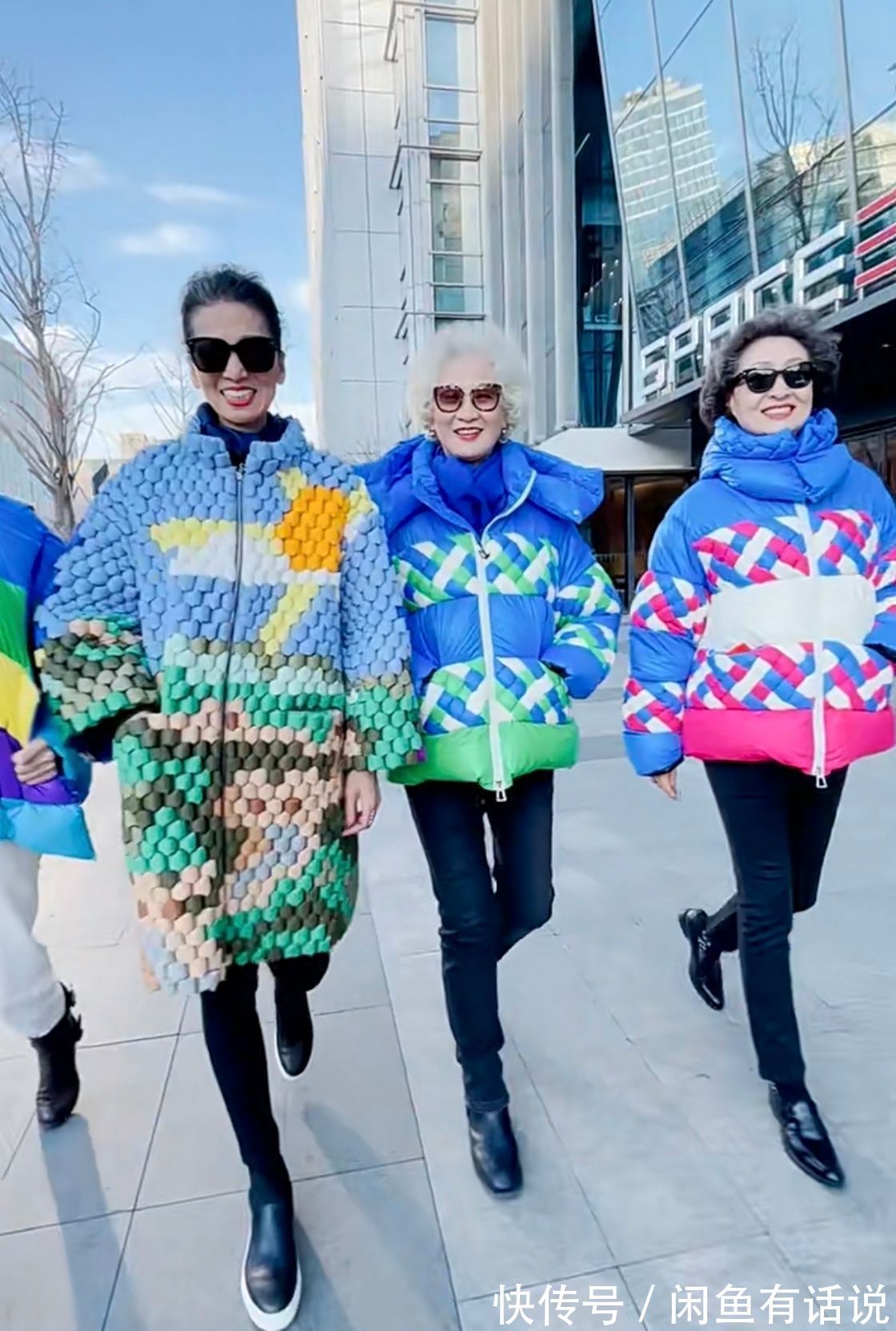 配饰 75岁北京奶奶真潮,那么花的羽绒服也敢穿,配一头白发看着太拉风