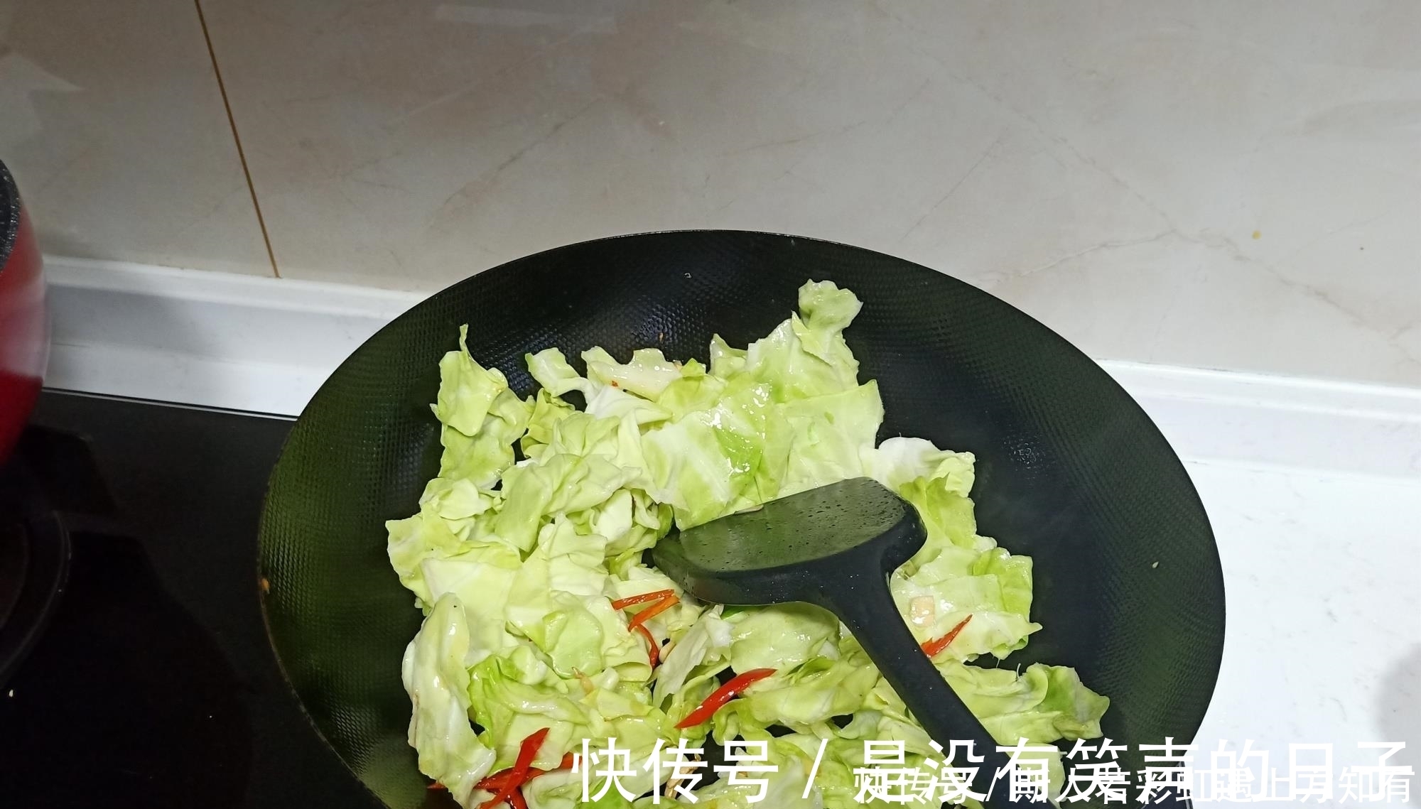 儿子|儿子不在家，老两口晚餐3个菜只花10元钱，网友：太会过日子了