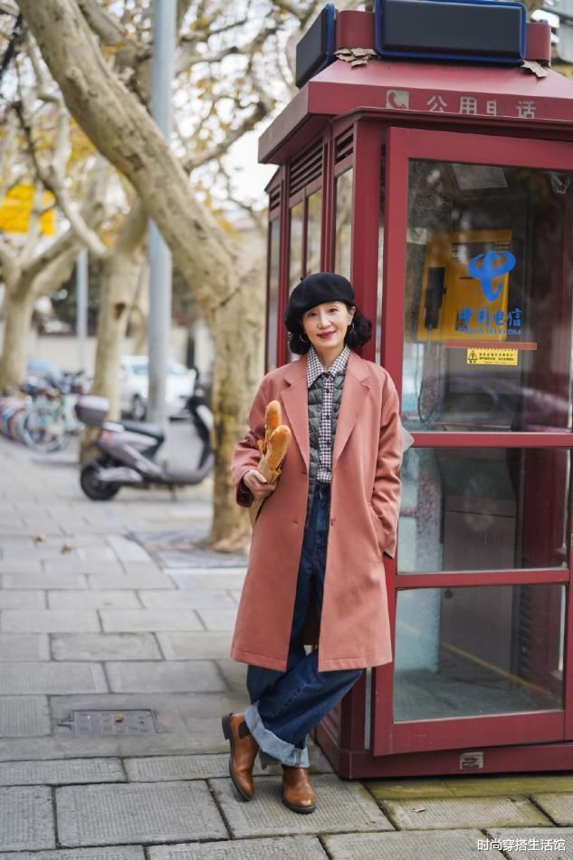 50岁女人，不管穿风衣还是大衣少配小白鞋，看三木妈妈就知道了