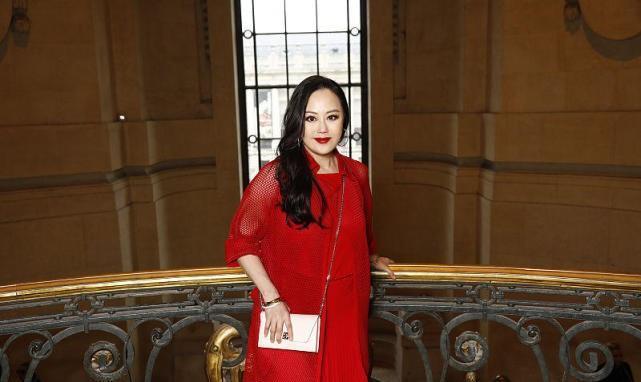 性感|章小蕙年轻时也有着“尤物身材”, 领子开得这么大, 还好不庸俗