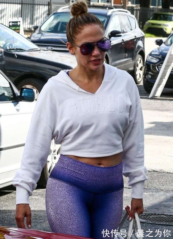 斯坦森|50岁的詹妮弗·洛佩兹,去健身房锻炼,脱掉外套六块腹肌清晰可见