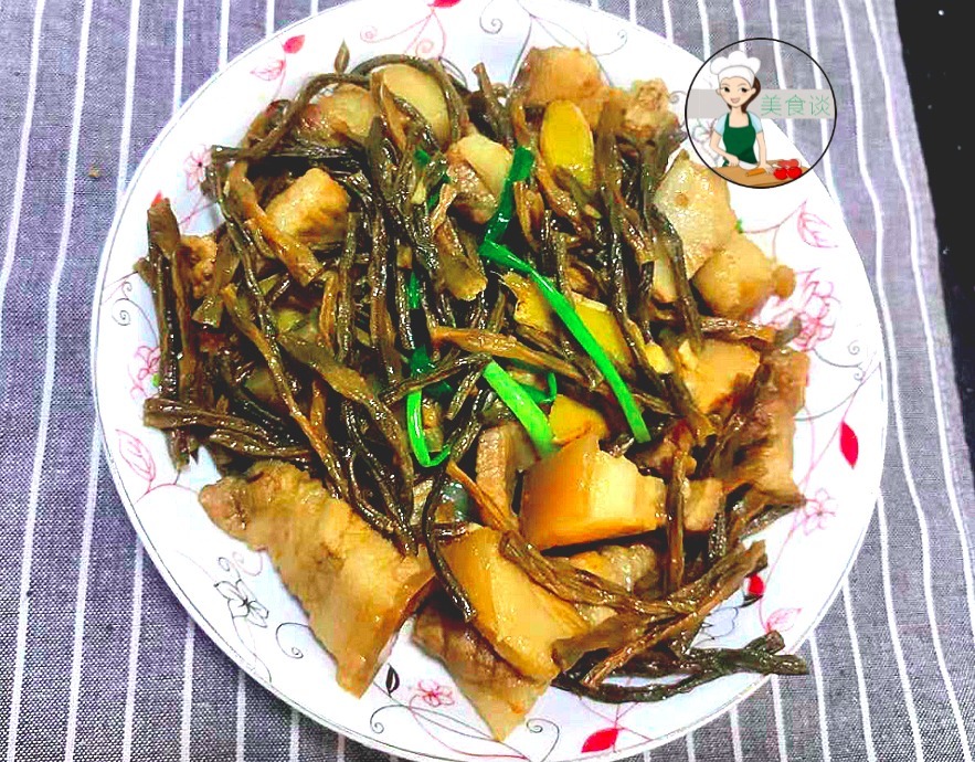 夏天此蔬菜多买点,晒干囤起来,泡一泡,切段焖五花肉,越嚼越香