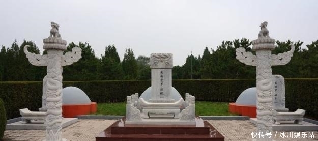 免费参观|末代皇帝溥仪之墓:碑首有龙,左侧婉容衣冠冢,如今可免费参观!