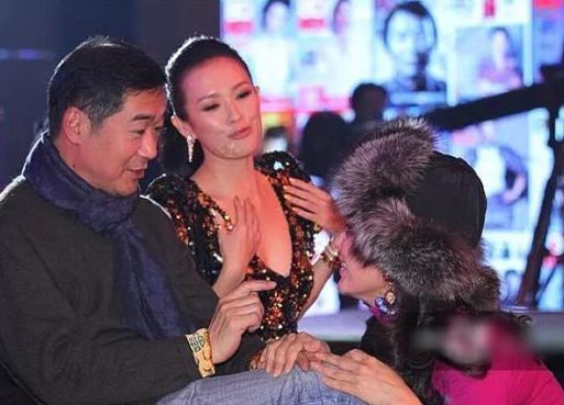 宁静当年蹲在张国立脚边说话,表情谄媚,一旁的章子怡满脸不屑