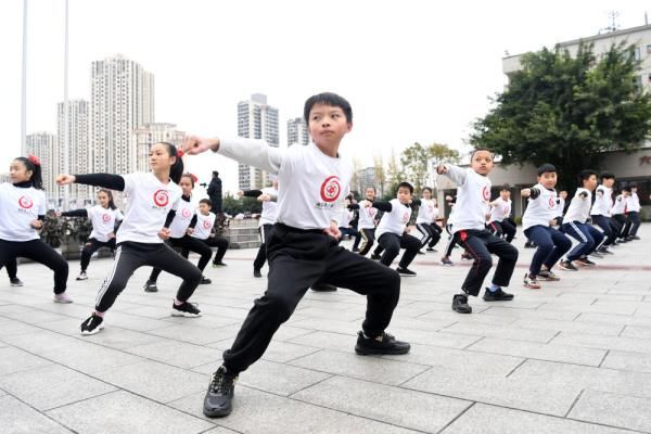 多姿多彩|体育｜重庆：多姿多彩的校园体育课