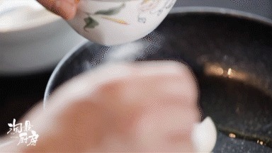 虾头别扔掉!变废为宝就2步,色香味浓金黄诱人