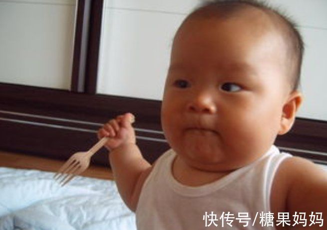 身边人|宝宝“认错”妈妈招手呼唤,发现后捂嘴掩饰尴尬,表情变化有喜感