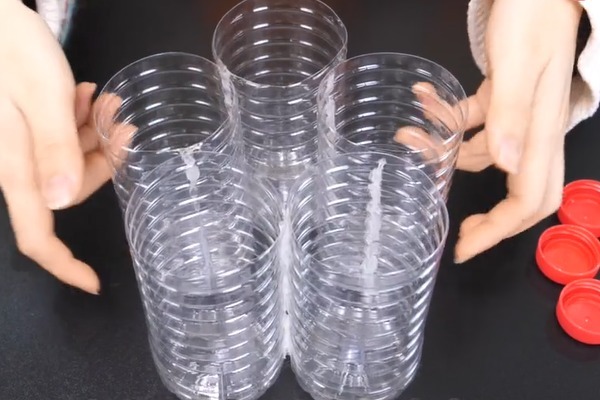 把5个塑料瓶粘在一起,放在厨房里,一年能省不少钱,太实用了!