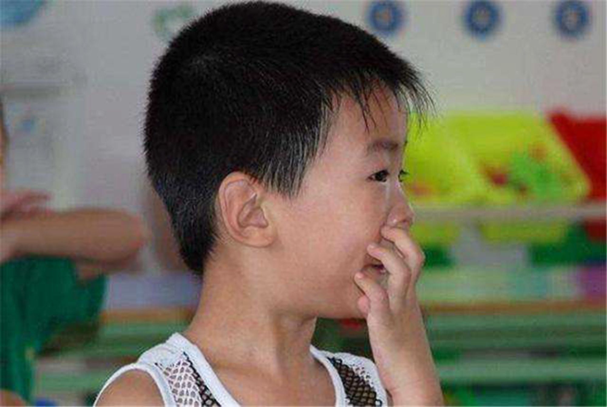 鼻孔|从小爱“挖鼻孔”的孩子,长大会怎样?医生:大多逃不过两种结局