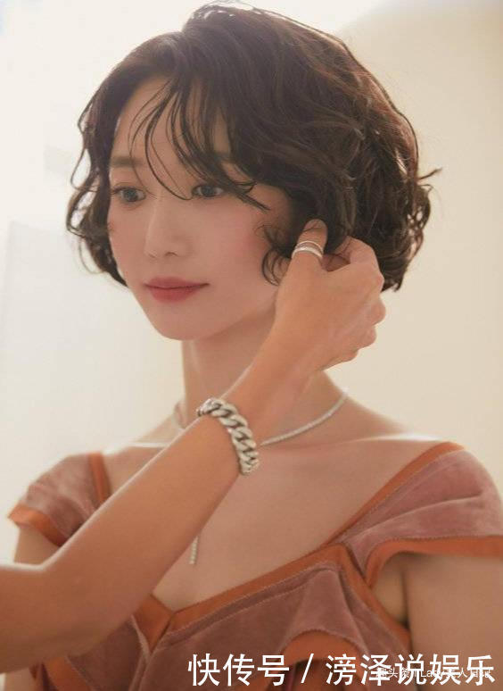 女神|她被誉为“短发女神”,长相精致气质高冷,短发造型时髦又迷人