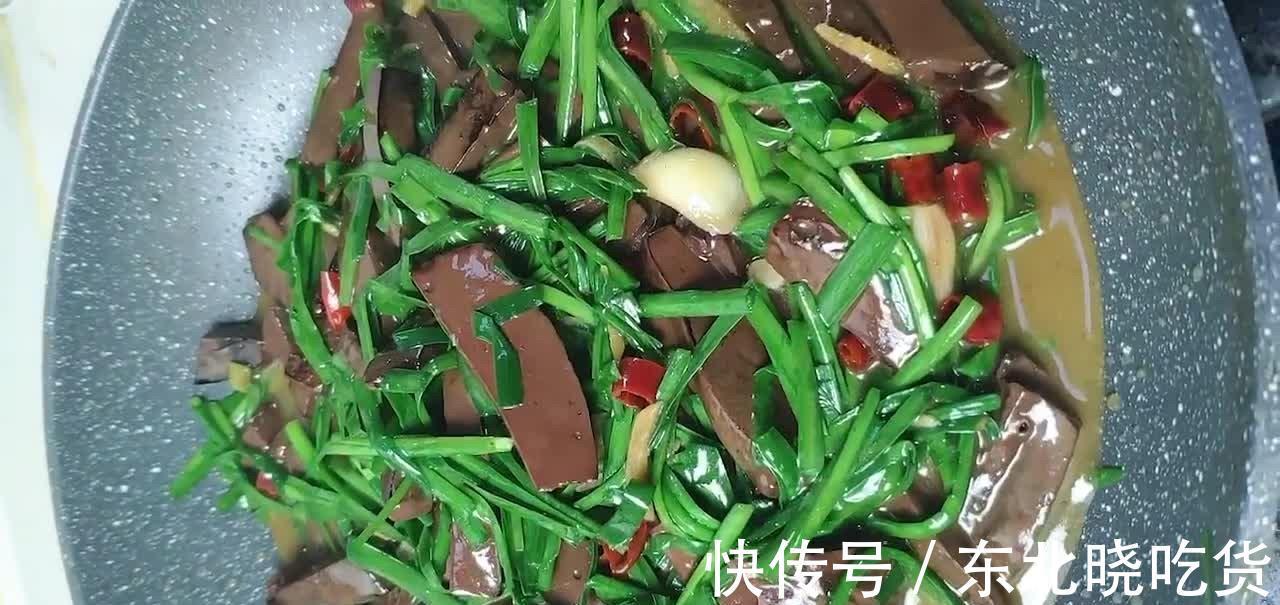 猪血炒韭菜,鲜嫩爽口咸香微辣,清除体力垃圾,常吃有益身体健康