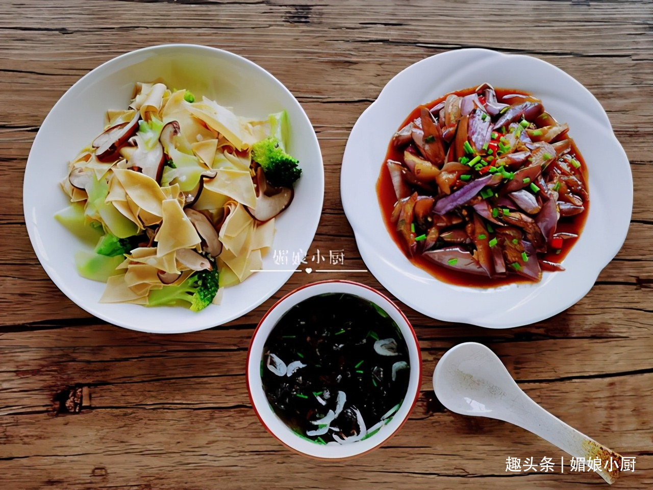 50岁阿姨的日常饮食，早餐丰富有蔬果热饮，午餐快手小炒清爽入味