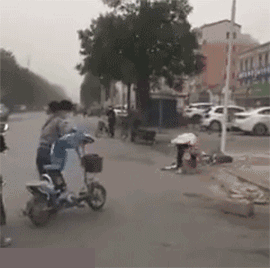 |搞笑GIF段子:看妹子笑成这样了,这礼应该是送对了