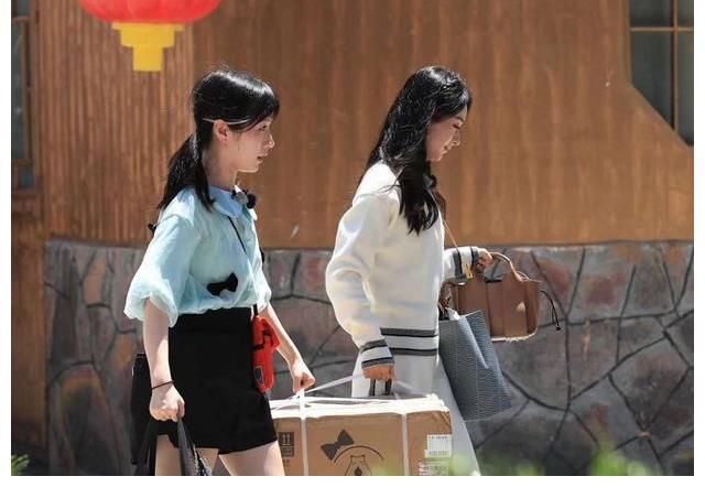 为品牌带货?赵丽颖录《中餐厅》穿羊绒套装,还带了全自动洗衣机