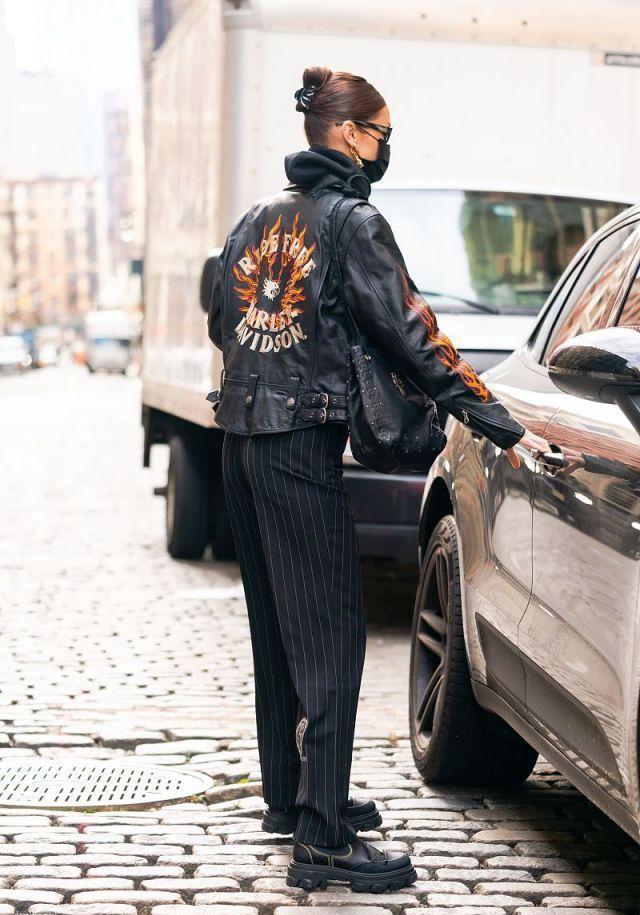 贝拉|贝拉哈迪德穿黑色皮衣搭配黑色条纹裤, 扎丸子头, 又酷又拉风