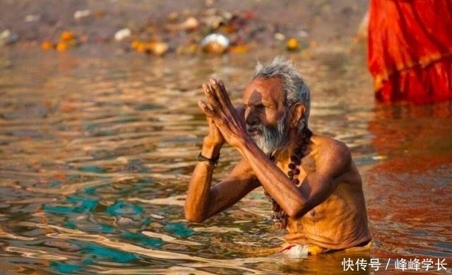 印度|1999年，余秋雨看完“恒河晨浴”失望写下：印度，我拒绝说它美丽