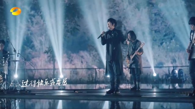 6台跨年名场面：主持人翻车、唱歌跑调，周深邓丽君跨时空同台