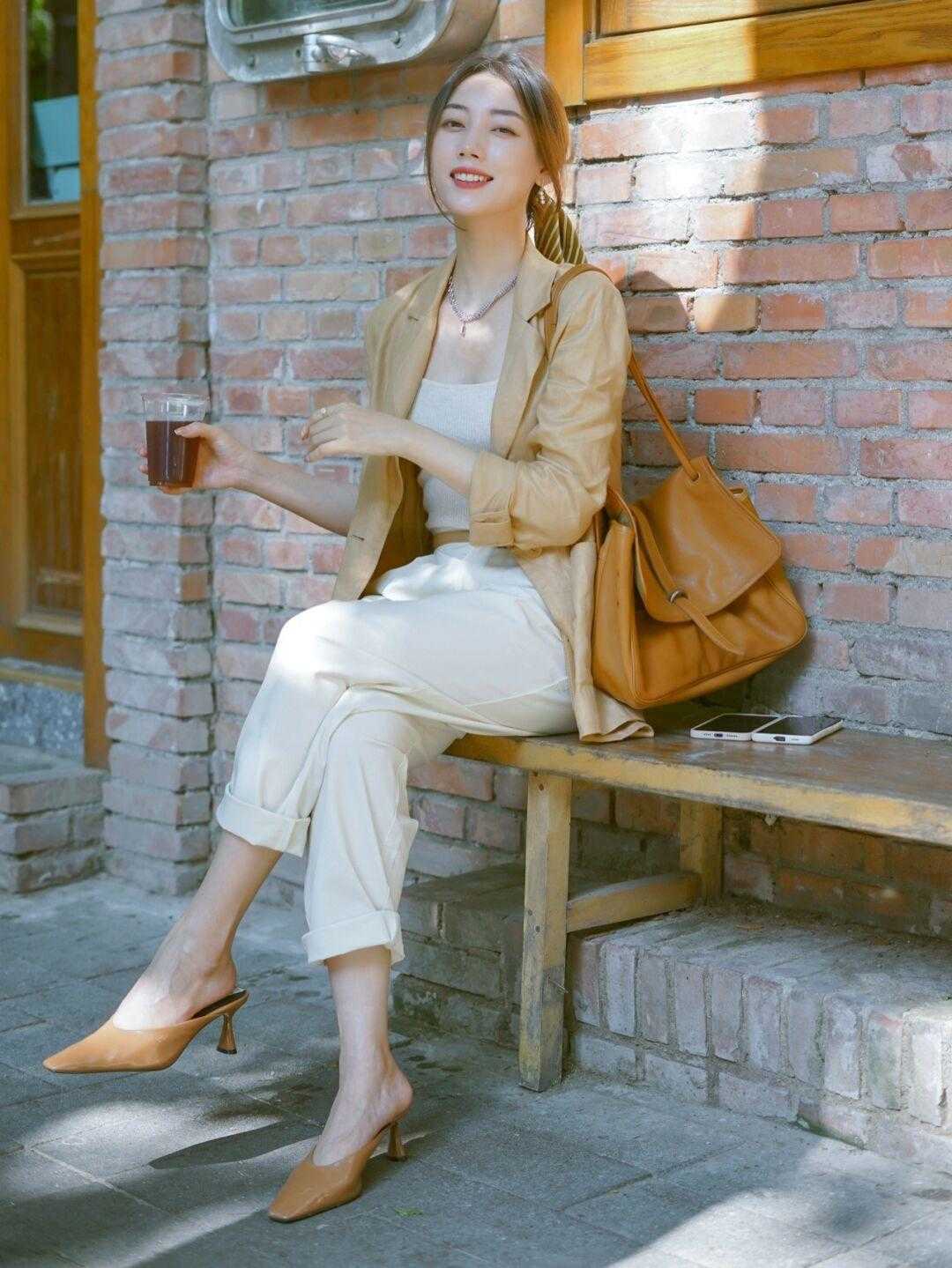 优雅|穿来穿去,还是“阔腿裤”舒适日常,搭配白色上衣,优雅又精致