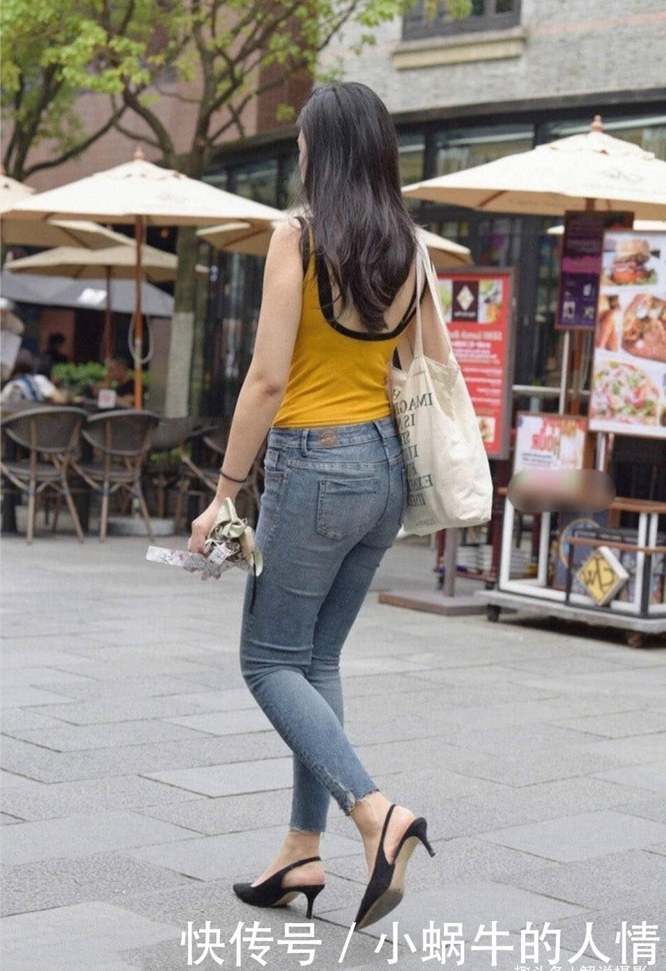 路人街拍,姑娘曲线玲珑,把吊带穿得更有魅力