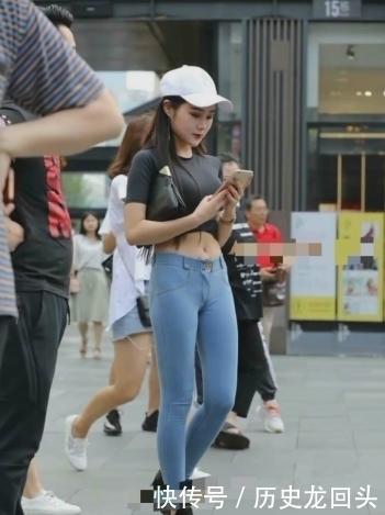 凹凸|街拍:紧身牛仔裤穿在身上凹凸有型,迷倒过往路人