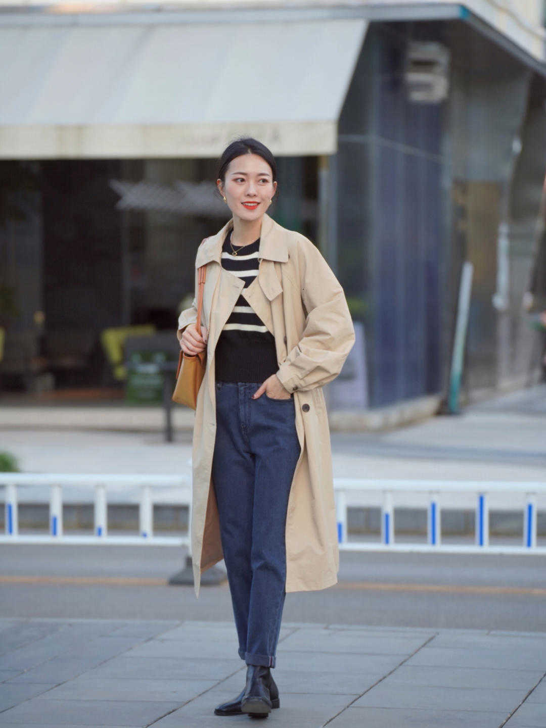 秋天|风衣的潮流还没过,小个子宁可搭配裤子,这是为什么?看完就明白