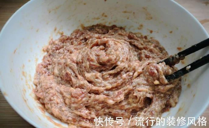 饺子|夏天包饺子用“韭菜苔”，鲜嫩多汁，比韭菜馅的都香，别错过