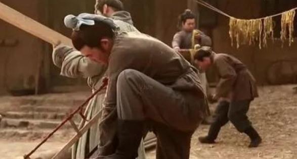 泥瓦匠$故事:丈夫出差三年妻子独居,回来见黑狗越来越胖,原因羞于启齿