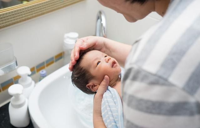小宝宝|新生儿出生后,妈妈注意别瞎勤快,在3件事上能偷懒就偷懒