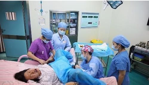 力气|产妇生孩子饿到没力气,丈夫送好吃的,医生蹲在角落偷吃却被赞扬