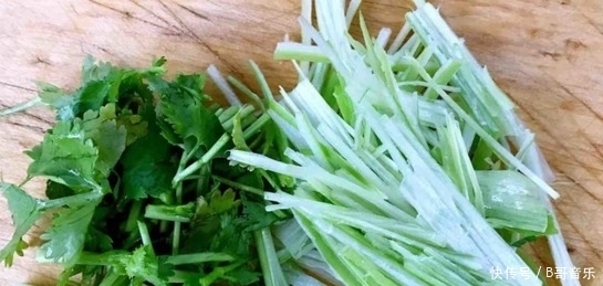 晚上|晚上来一盘这样的凉拌菜,就着它都能吃三碗饭,成本还不贵