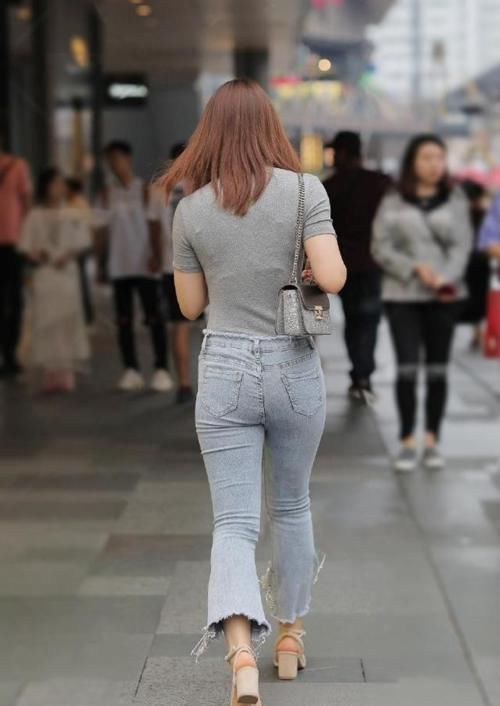 简约不代表低调,牛仔裤也能让你穿出个性时尚的美