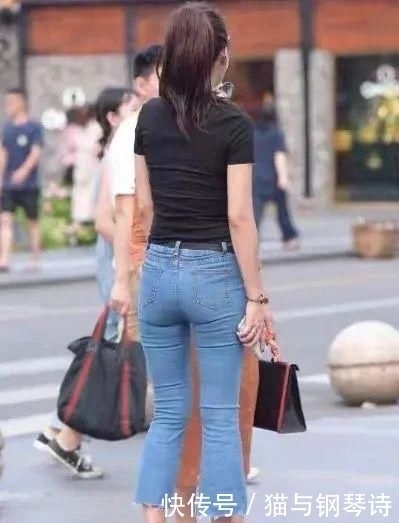 牛仔裤简约的风格散发出迷人的气息,展现出女性的优雅气质