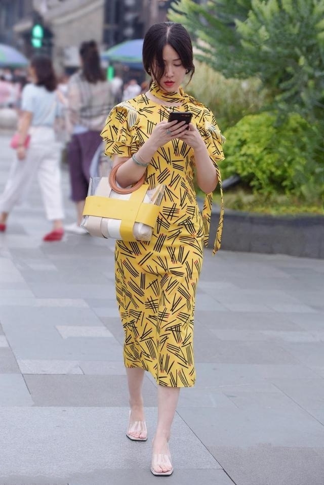 时尚穿搭,美女穿吊带款式的连衣裙,时尚满满