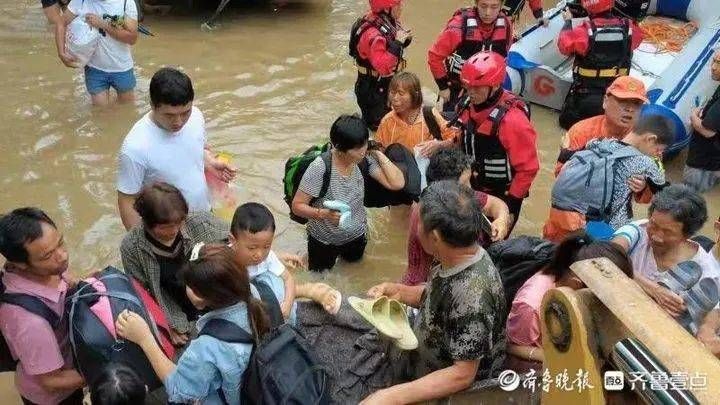 泰安|道路受阻，七旬夫妇被困三天！泰安支队涉水四公里驰援高寨村