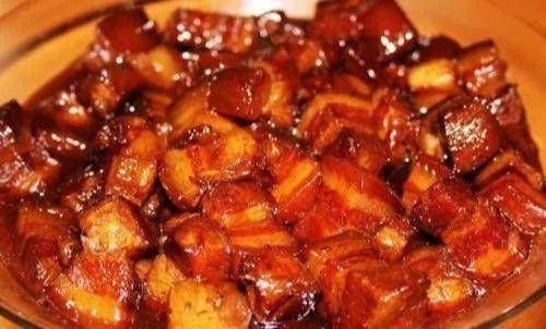 肉块|做红烧肉，为啥一放酱油就发黑？改用它，保证每一块都是琥珀色！