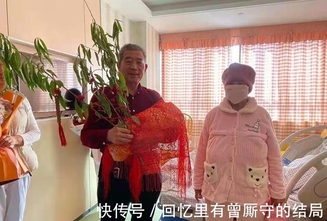 天赐|67岁生宝宝:天赐2周岁生日直播,爸爸全程出镜带货,妈妈好年轻