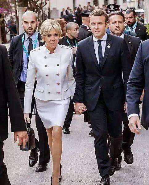 法国总统抛下大25岁老婆,和美女总统雨中深情拥抱对视,保镖知趣