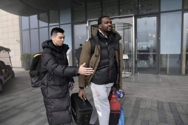 龙狮|上海男篮兵发长春！李春江笑容面满，双外援领衔，迎接甜蜜赛程