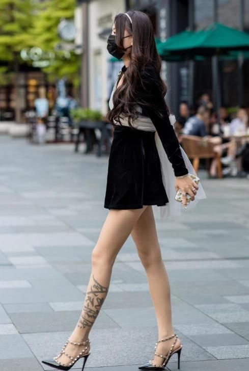 连衣裙|美女穿搭:黑色丝绒连衣裙美女, 英姿飒爽, 气质典雅冷艳