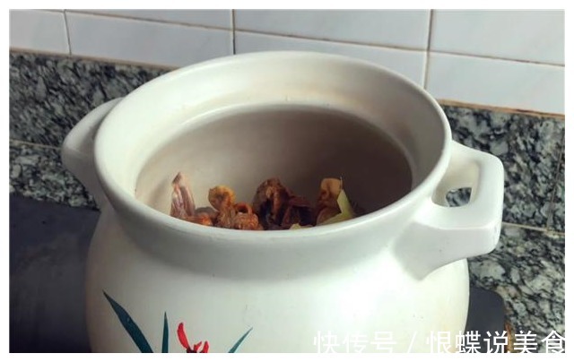 想要鸡汤好喝,炖鸡肉时不要直接入锅炖,多加一步骤,鸡汤特鲜!