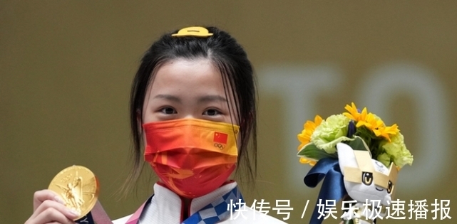 清华大学|杨倩参加清华大学奖励大会,穿黑色西服现身!和帅气男同学合影