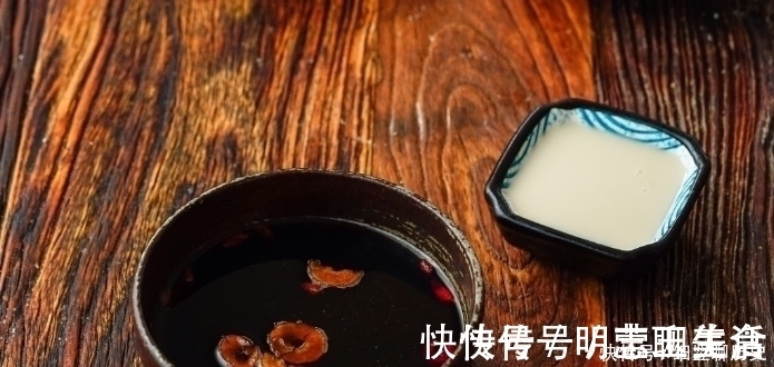 香甜|一碗面粉四个鸡蛋,无需揉面发酵,松软香甜,一出锅全家抢着吃!